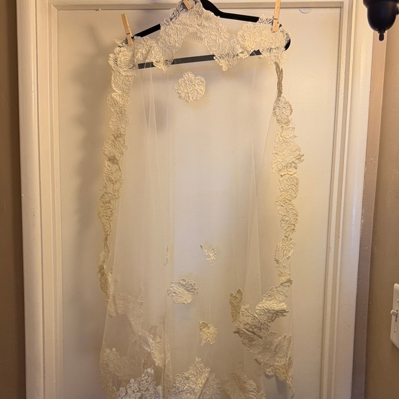 Unknown Accessories - Vintage Ivory Lace-Trim Bridal Veil with Floral Appliqués, Fingertip Length